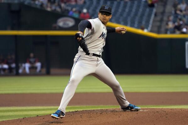 Arizona's Madison Bumgarner held back by teammates after first-inning  ejection, Arizona Diamondbacks