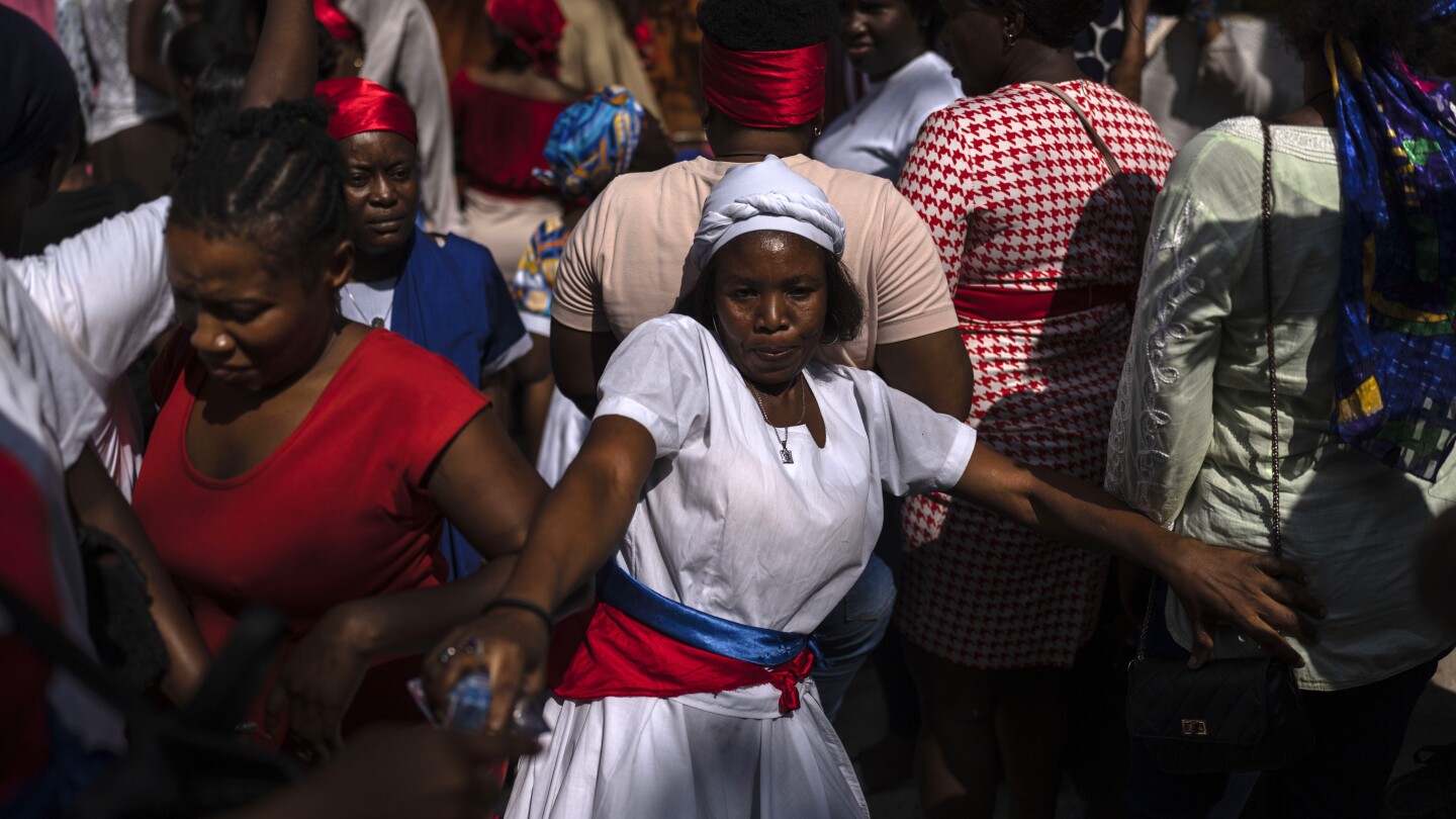ПОРТ-О-ПРЕНС, Хаити (AP) — Верните на Воду пеят, гласовете им