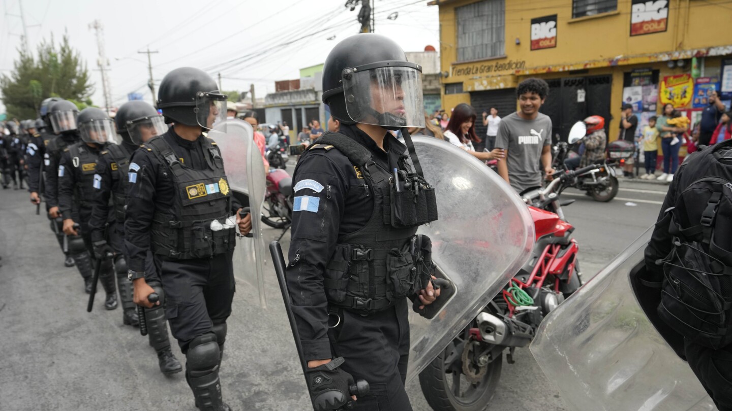 Polisi Guatemala memulai tindakan terhadap penghalang jalan setelah presiden mengancam akan melakukan tindakan keras