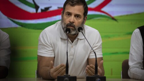 ARCHIVO - El principal líder de la oposición de India, Rahul Gandhi, en conferencia de presa en Nueva Delhi, India, el sábado 25 de marzo de 2023. (AP Foto/Altaf Qadri, archivo)