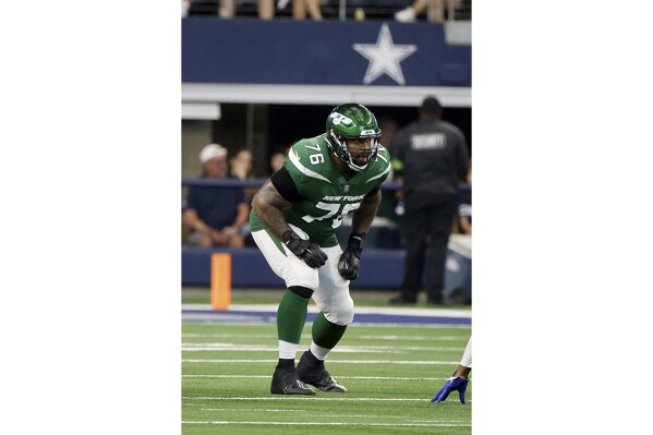 FILE - New York Jets offensive tackle Duane Brown (76) prepares to block during an NFL Football game in Arlington, Texas, Sept. 17, 2023. The New York Jets activated offensive tackle Brown from the injured reserve list Thursday, Nov. 23. (AP Photo/Michael Ainsworth, File)