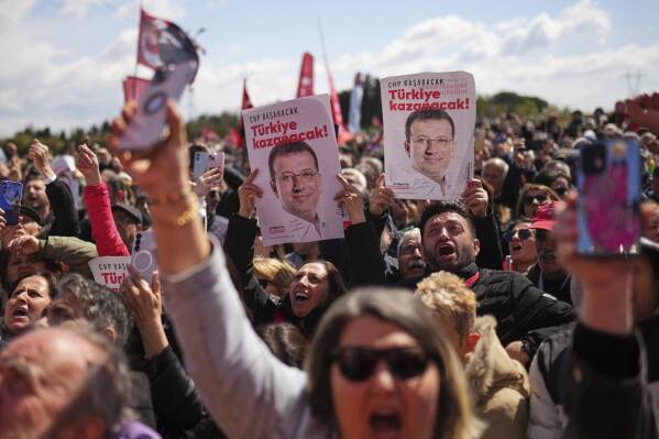 Supporters chant slogans as they gather outside Silivri Prison, where a hearing is taking place for Istanbul Mayor Ekrem Imamoglu in one of multiple cases against him, west of Istanbul, Turkey, Friday, April 11, 2025. (AP Photo/Francisco Seco)