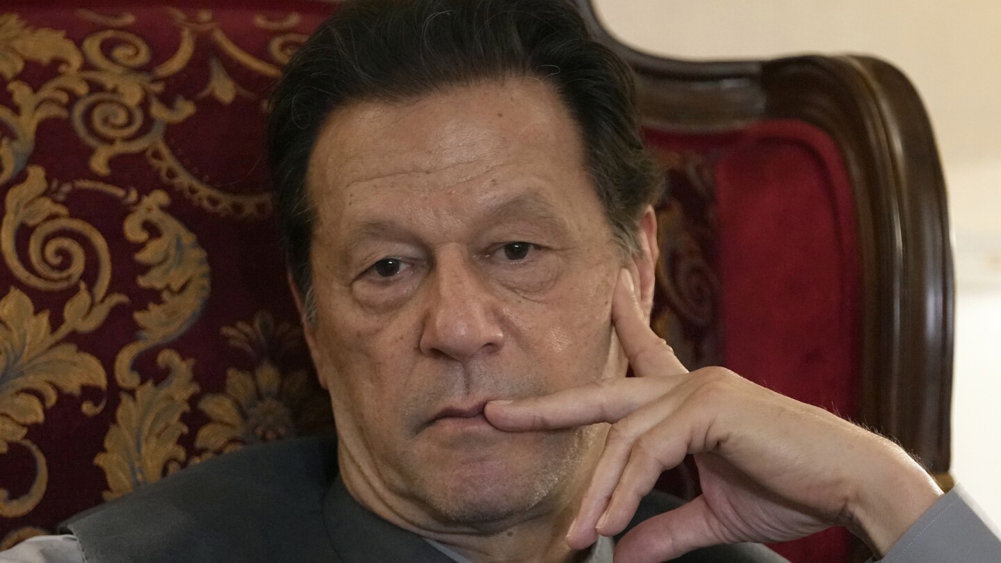 Former Pakistani Prime Minister Imran Khan and Deputy Sentenced to 10 Years in Prison for Revealing Official Secrets