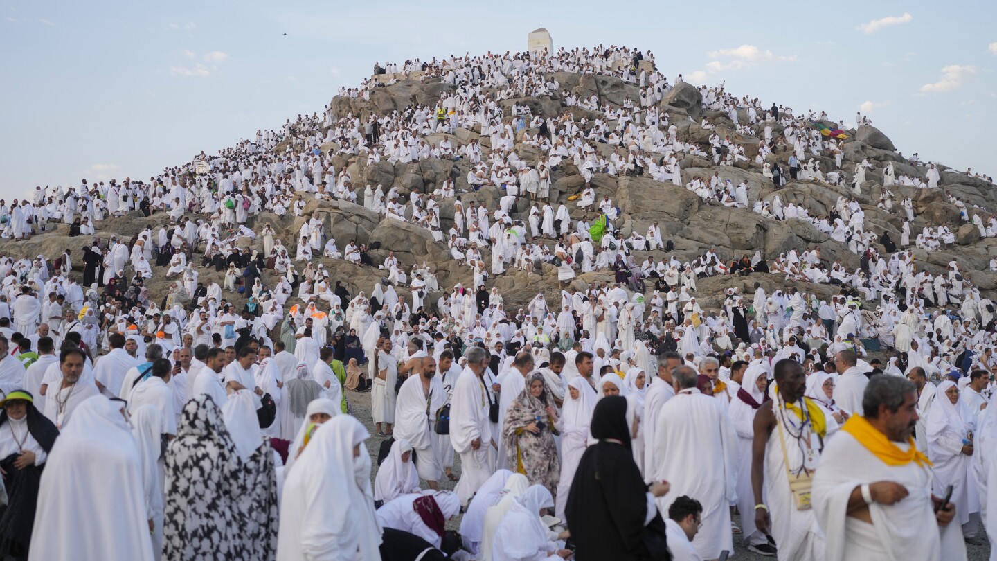 Hajj 2024: Los peregrinos se reúnen en el Monte Arafat para adorar durante un día entero