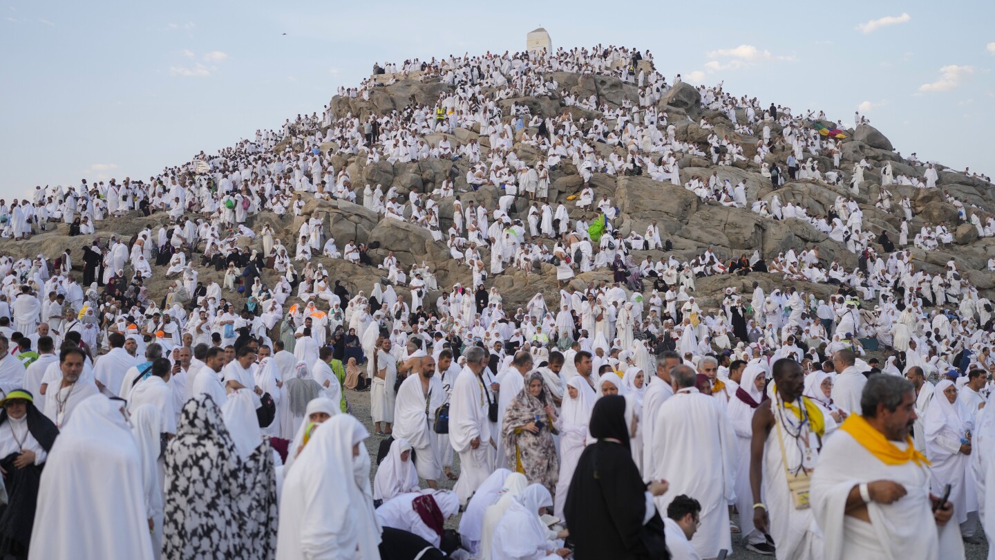Hac 2024: Hacılar tüm gün boyunca ibadet etmek için Arafat Dağı’nda toplanıyor