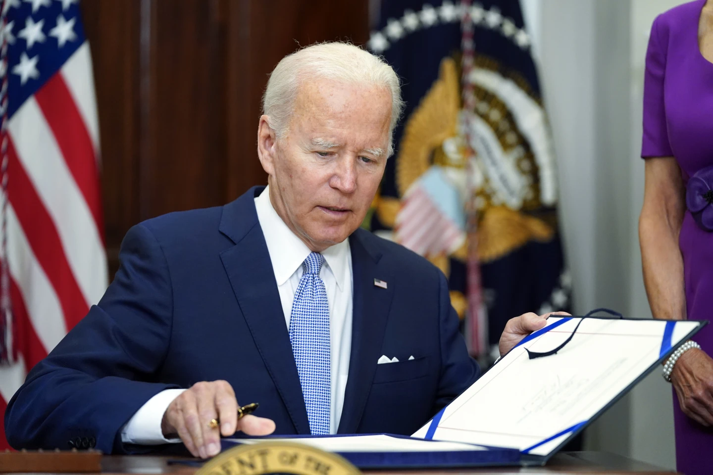 More than 500 people have been charged with federal crimes under the gun safety law Biden signed (apnews.com)
