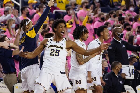 Michigan guard Jace Howard (25) reacts with teammates after a play during the second half of an NCAA college basketball game against Northwestern, Wednesday, Jan. 26, 2022, in Ann Arbor, Mich. (AP Photo/Carlos Osorio)
