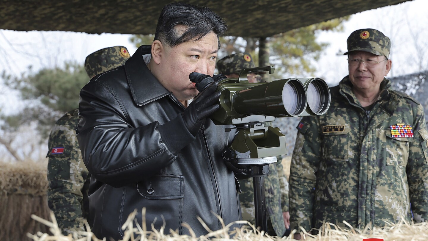 북한이 극초음속 탄두를 탑재한 신형 고체연료 중거리 미사일 시험발사를 했다고 밝혔다.