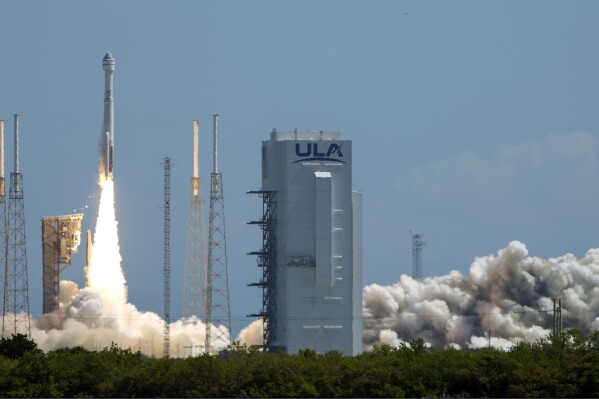 La cÃ¡psula Starliner de Boeing, impulsada por un cohete Atlas V, despega del Complejo de Lanzamiento Espacial 41 en la EstaciÃ³n de la Fuerza Espacial de Cabo CaÃ±averal hacia la EstaciÃ³n Espacial Internacional, el miÃ©rcoles 5 de junio de 2024, en Cabo CaÃ±averal, Florida. (AP Foto/John Raoux)