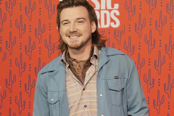 BESTAND - Op deze bestandsfoto van 5 juni 2019 arriveert Morgan Wallen bij de CMT Music Awards in de Bridgestone Arena in Nashville, Tennessee. Wallen werd gearresteerd nadat de politie zei dat hij een stoel van het dak gooide van een onlangs geopende locatie voor zes personen. .  Story Bar in het centrum van Nashville.  De politie van Metro Nashville tweette dat de 30-jarige Wallen begin maandag 8 april 2024 in de gevangenis was beland op grond van drie misdrijven wegens roekeloos gevaar en één misdrijf wegens wanordelijk gedrag.  (AP Foto/Sanford Myers, bestand)