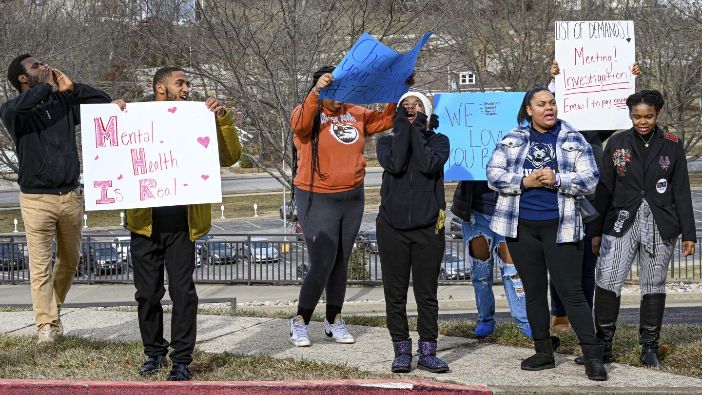 Исторически чернокожият колеж в Мисури в смут след самоубийството на администратора, който обвини тормоз