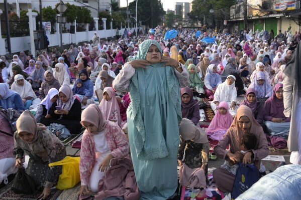 2024年4月10日水曜日、インドネシアのジャカルタで神聖な断食月であるラマダンの終わりを祝うイード・アル・フィトル（Eid al-Fitr）祈祷会に出席したイスラム教徒の女性が祈りの服を着ています。  （AP写真/Dita Alangkara）