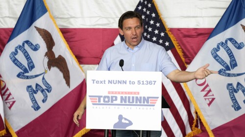 El candidato presidencial republicano, el gobernador de Florida, Ron DeSantis, habla durante la parrillada anual del representante estadounidense Zach Nunn, el sábado 15 de julio de 2023, en Ankeny, Iowa.  (Foto AP/Charlie Neibergall)