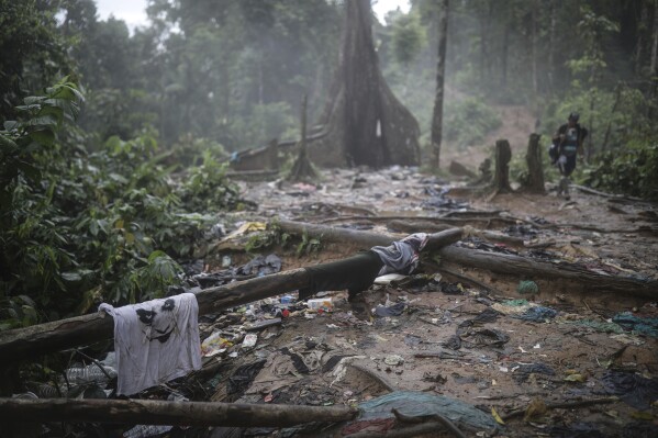 ARCHIVO - Ropa y basura ensucian el sendero donde los migrantes han estado caminando a través del Tapón del Darién desde Colombia a Panamá con la esperanza de llegar eventualmente a Estados Unidos, el 10 de mayo de 2023. (Foto AP/Iván Valencia, Archivo)