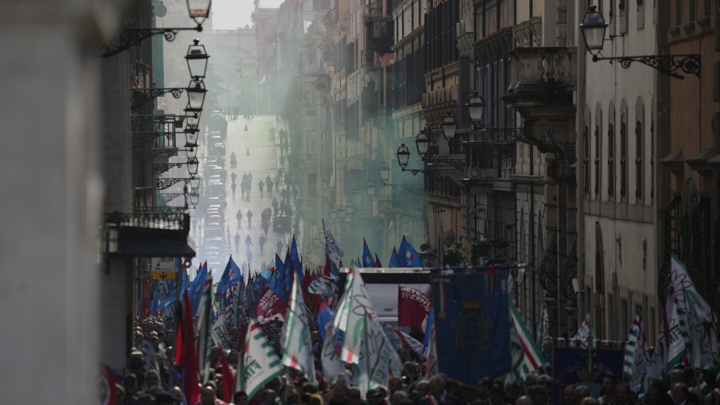 Italian auto workers go on strike