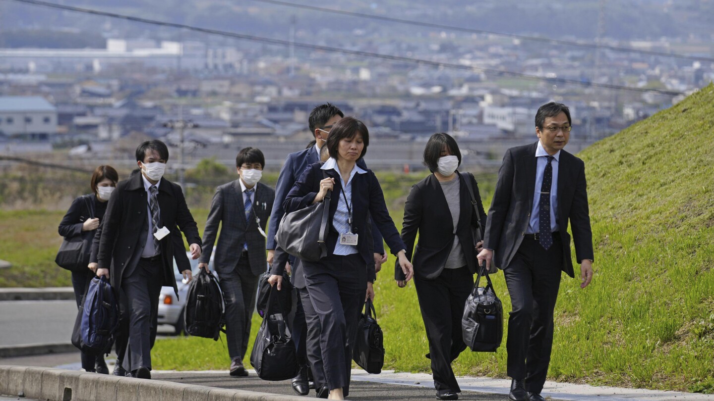 日本の当局が健康補助食品の死亡に関連した工場を査察