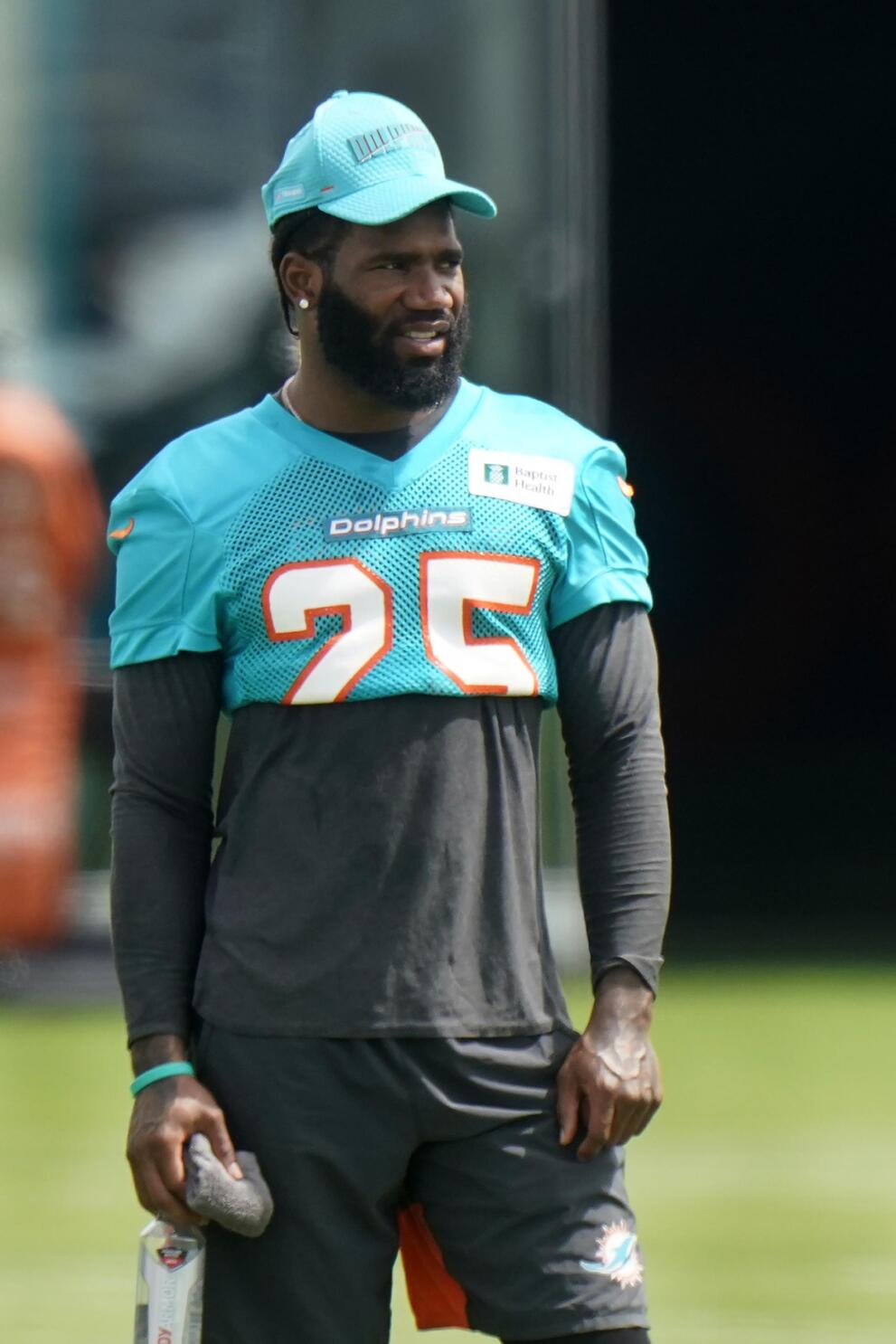 Brian Flores: Dolphins don't want to trade Xavien Howard