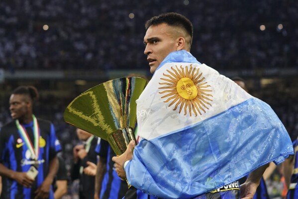 Inter's Lautaro Martinez celebrates their victory of the "scudetto" after the Serie A soccer match between Inter and Lazio at the San Siro Stadium in Milan, Italy, Sunday, May 19, 2024. (Spada/LaPresse via AP)
