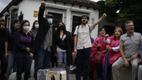 La gente se reúne frente a la Corte Constitucional, donde se lleva a cabo una sesión para examinar las denuncias de varios partidos políticos sobre irregularidades en las elecciones generales del 25 de junio, en Ciudad de Guatemala, el sábado 1 de julio de 2023. (Foto AP/Moises Castle)