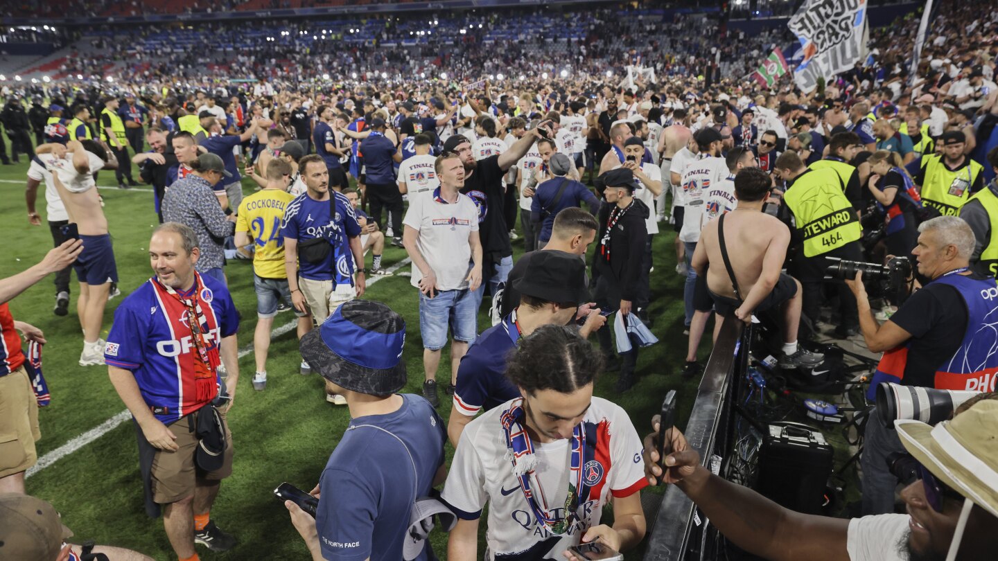 Полицията трябва да задържи феновете на PSG, докато се опитват да изпрепятстват терена след победата на Шампионската лига 