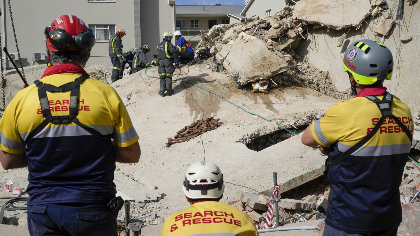 Спасителните усилия за десетки изчезнали при срутването на сграда в Южна Африка са подсилени от още 1 оцелял