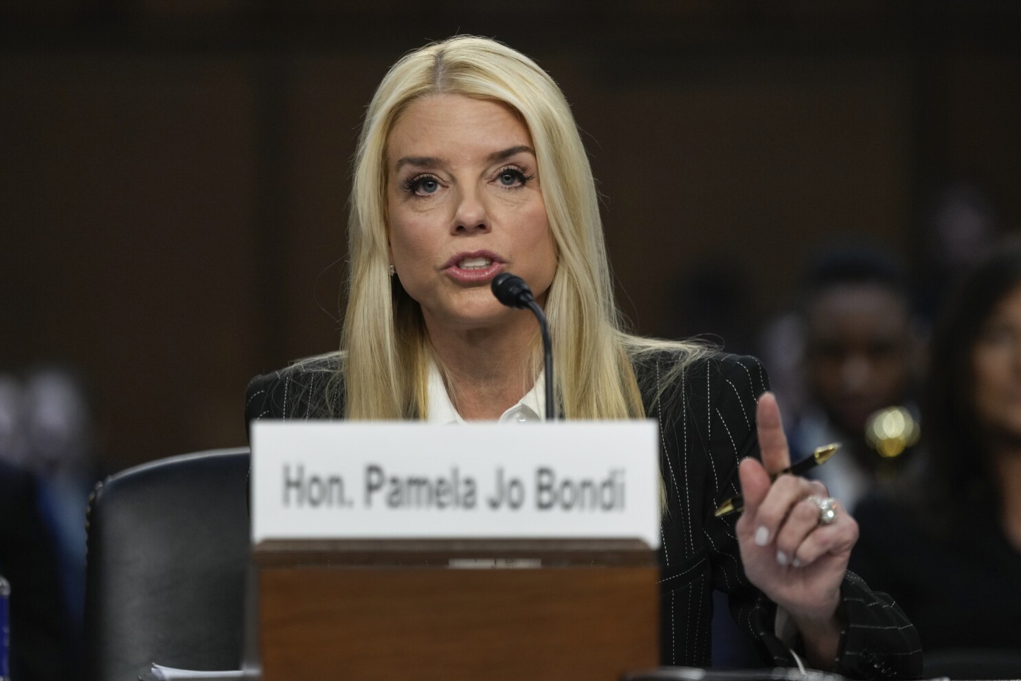 Pam Bondi không loại trừ khả năng điều tra những kẻ thù của Trump khi làm tổng chưởng lý