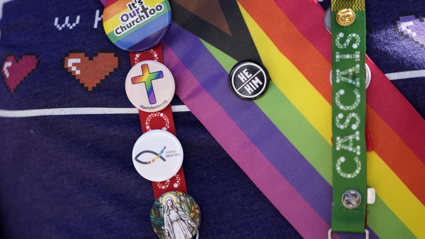 Стъпка по стъпка Франциск превърна католическата църква в по-приветливо място за ЛГБТК хората