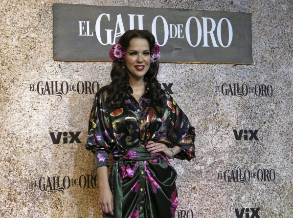 La actriz Adriana Williams posa en la alfombra roja de la serie de ViX "El gallo de oro" en la Ciudad de México el martes 17 de octubre de 2023. (Foto AP/Berenice Bautista)