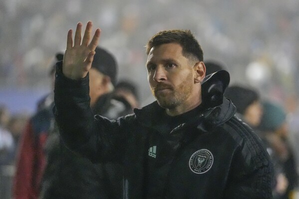 Inter Miami forward Lionel Messi acknowledges supporters as he leaves the pitch during the second half of a preseason friendly MLS soccer match against FC Dallas, Monday, Jan. 22, 2024, at the Cotton Bowl in Dallas. FC Dallas won 1-0. (AP Photo/Julio Cortez)