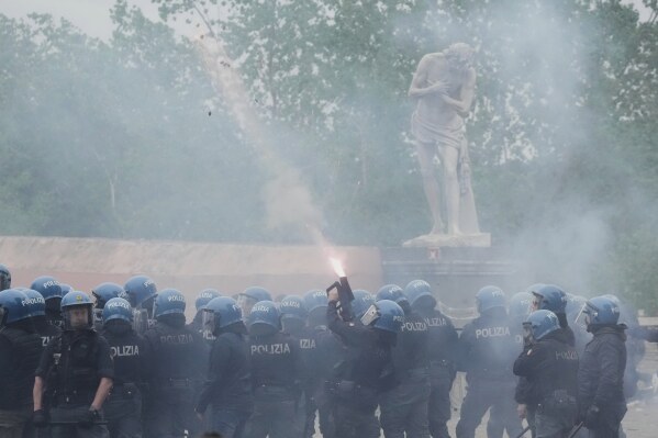 I tifosi della Lazio si ribellano alla polizia prima della partita di calcio di Serie A tra Lazio e Roma allo Stadio Olimpico di Roma, domenica 13 aprile 2025. (AP Photo/Gregorio Borgia)