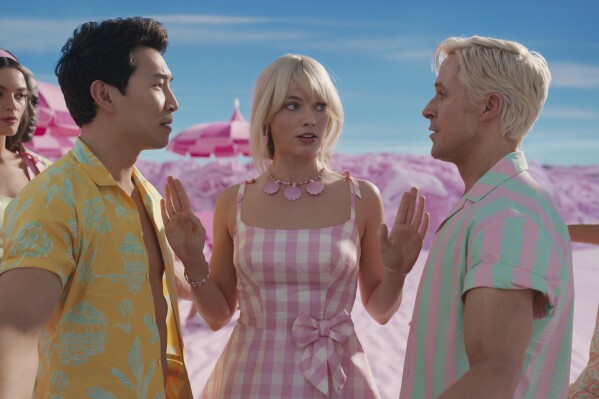 Questa immagine rilasciata dalla Warner Bros. Pictures mostra, da sinistra, Emma Mackey, Simu Liu, Margot Robbie, Ryan Gosling e Kingsley Ben-Adir in una scena di "Barbie".  (Warner Bros. Pictures tramite AP)