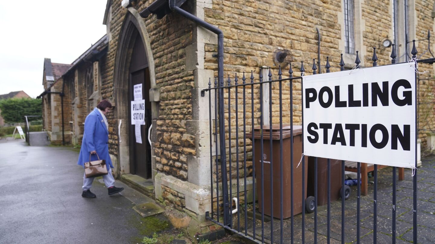 ЛОНДОН (АП) — Гласоподавателите в два окръга на Англия гласуват