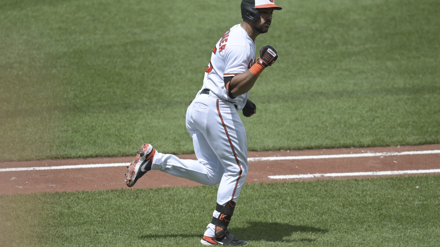 Baltimore Orioles' Anthony Santander Robs Home Run vs. Seattle Mariners -  Fastball