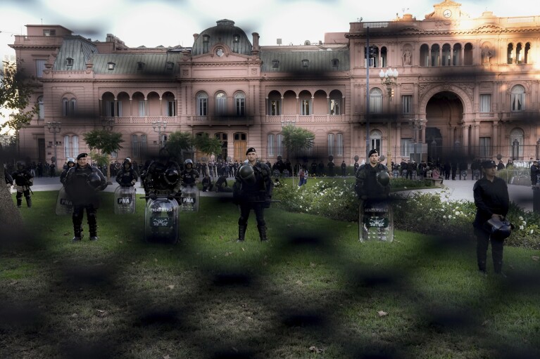 La policía custodia el palacio presidencial de la Casa Rosada durante una marcha de manifestantes que exigen más fondos para las universidades públicas y protestan contra las medidas de austeridad propuestas por el presidente Javier Miley, en Buenos Aires, Argentina, el martes 23 de abril de 2024. (Foto AP/Rodrigo Abdul)