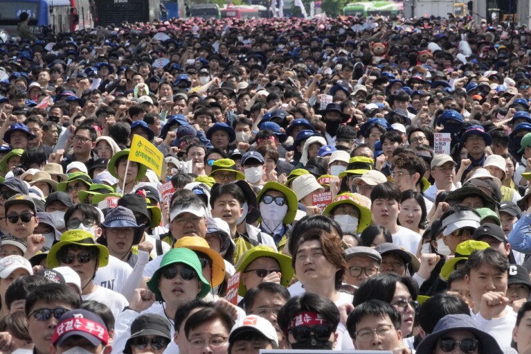 Membros da Federação Coreana de Sindicatos se reúnem para um comício no Dia do Trabalho em Seul, Coreia do Sul, quarta-feira, 1º de maio de 2024. (AP Photo/Ahn Young-joon)