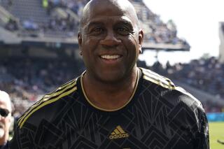 Magic Johnson addresses players at Washington Commanders practice – NBC4  Washington