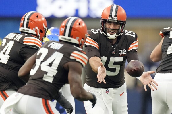 Cleveland Browns quarterback Joe Flacco pitches to running back Jerome Ford during the first half of an NFL football game against the Los Angeles Rams, Sunday, Dec. 3, 2023, in Inglewood, Calif. (APPhoto/Mark J. Terrill)