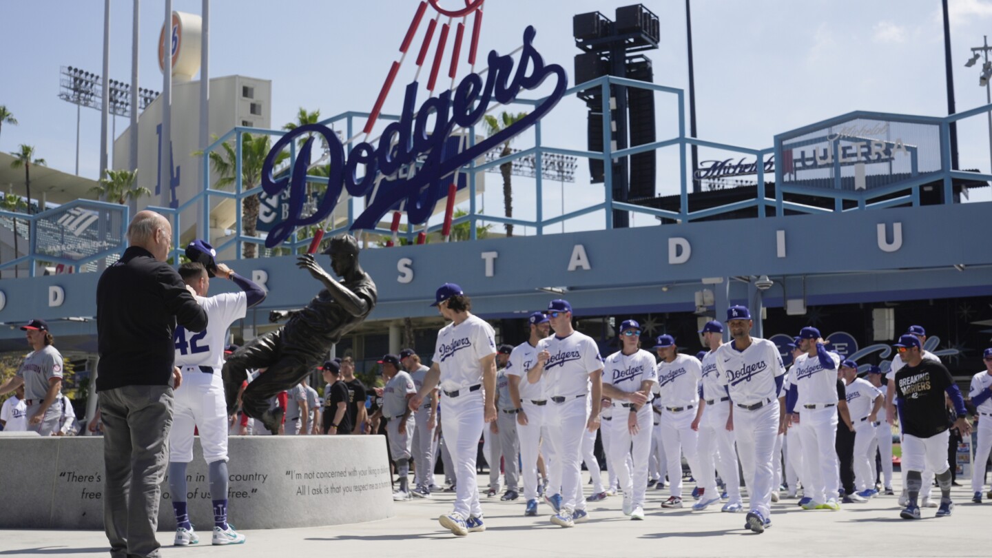 Джаки Робинсън си спомни около MLB на 77-ата годишнина от преодоляването на цветната бариера на бейзбола