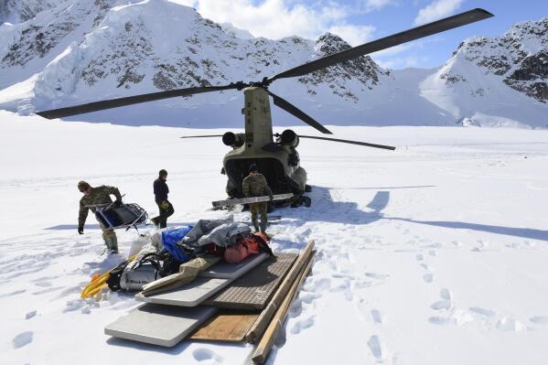 US Army Chinook helicopters help set up base camp on Denali | AP News