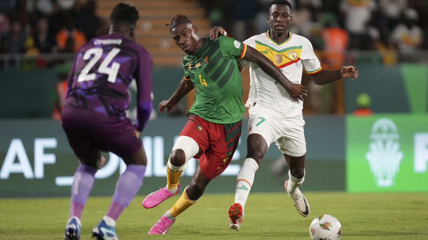 Kamerun erreicht das Achtelfinale des Afrika-Cups mit einem 3:2-Sieg über Gambia.  Ghana, Gambia und Algerien schieden aus