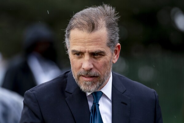 ARCHIVO - Hunter Biden, el hijo del presidente Joe Biden, habla a los invitados durante el Easter Egg Roll de la Casa Blanca en el Jardín Sur de la Casa Blanca, el 18 de abril de 2022, en Washington.  (Foto AP/Andrew Harnik, archivo)