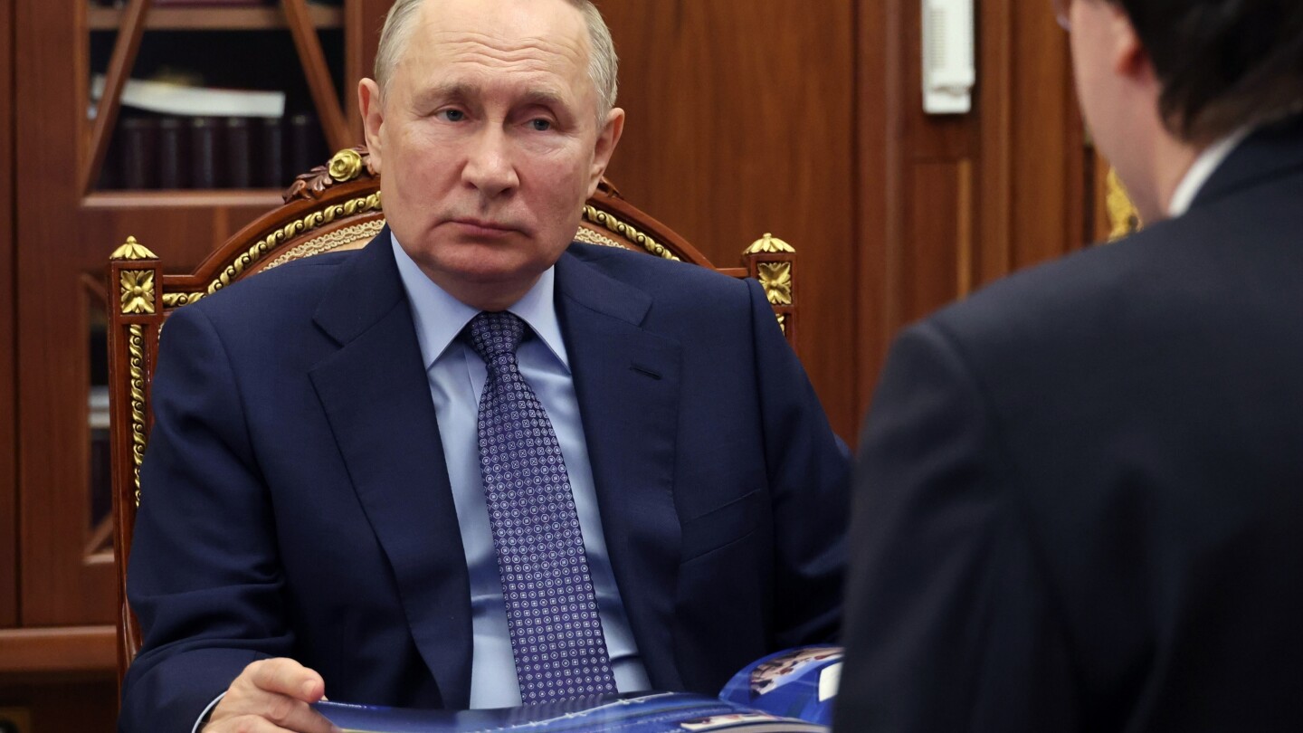 Изборният щаб на руския президент Владимир Путин в понеделник представи