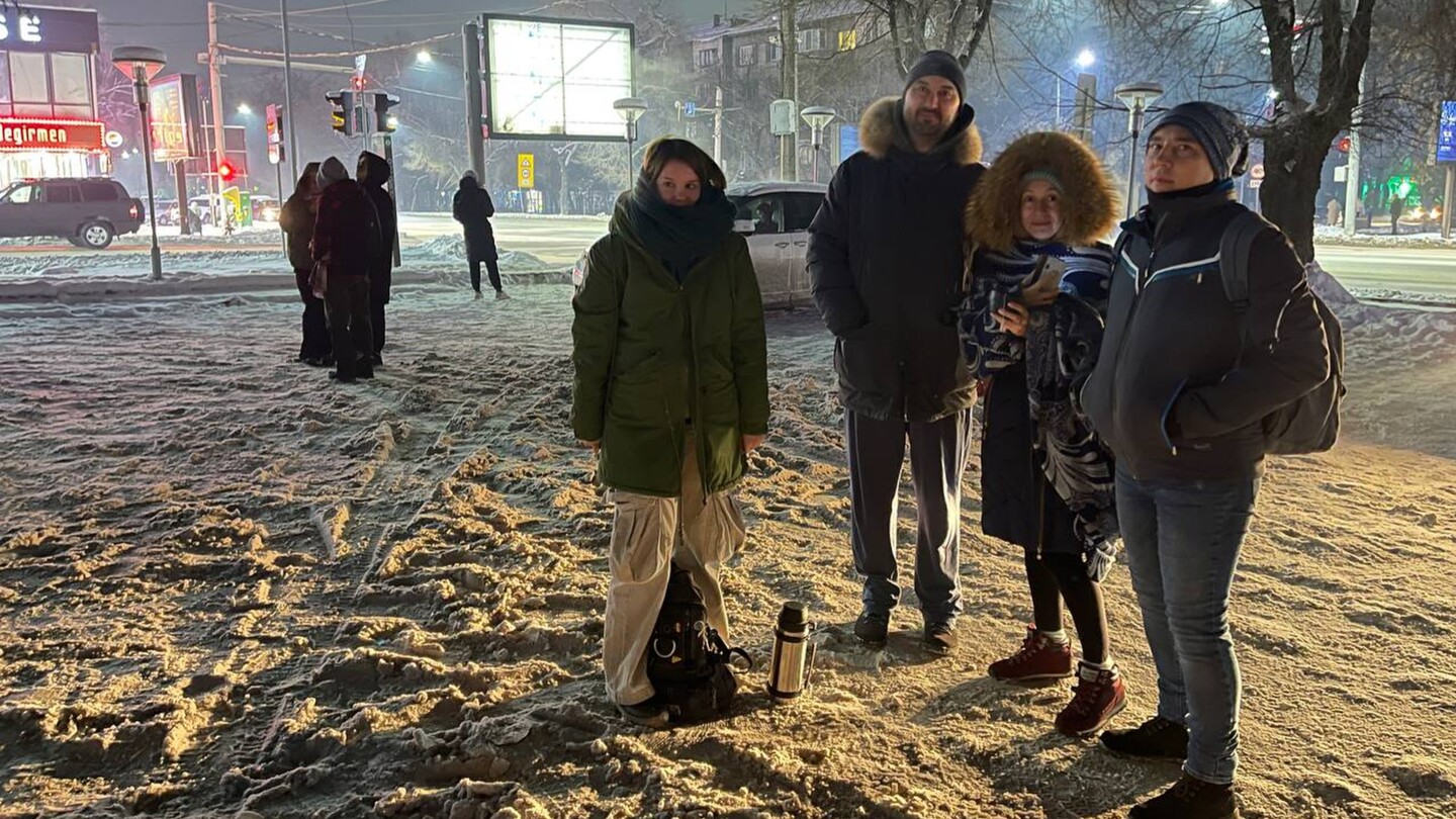 Państwowe media podały, że silne trzęsienie ziemi o sile 7,1 w skali Richtera nawiedziło odległy obszar w zachodnich Chinach