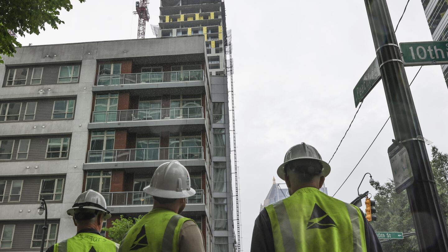 Atlanta crane collapse displaces residents of 1,000 apartments AP News