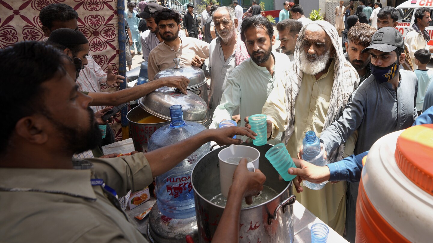 Лекари лекуват стотици жертви на топлинен удар в Пакистан, след като гореща вълна удари страната