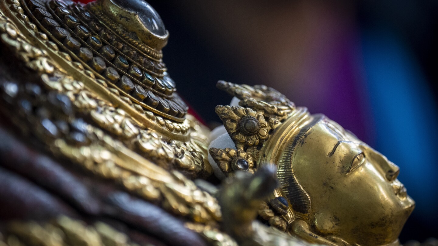 „Нашите богове бяха заключени в мазето.“ Сега Непал преследва свещени предмети, които някога са били пренасяни контрабандно в чужбина