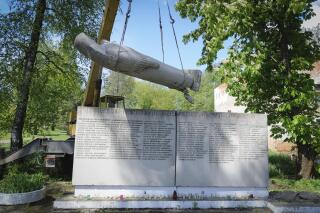 Empleados municipales desmantelan un monumento de la era soviética a los soldados que murieron durante la Segunda Guerra Mundial, en la aldea de Pnikut, en la región de Leópolis, Ucrania, el viernes 12 de mayo de 2023. (AP Foto/Mykola Tys)