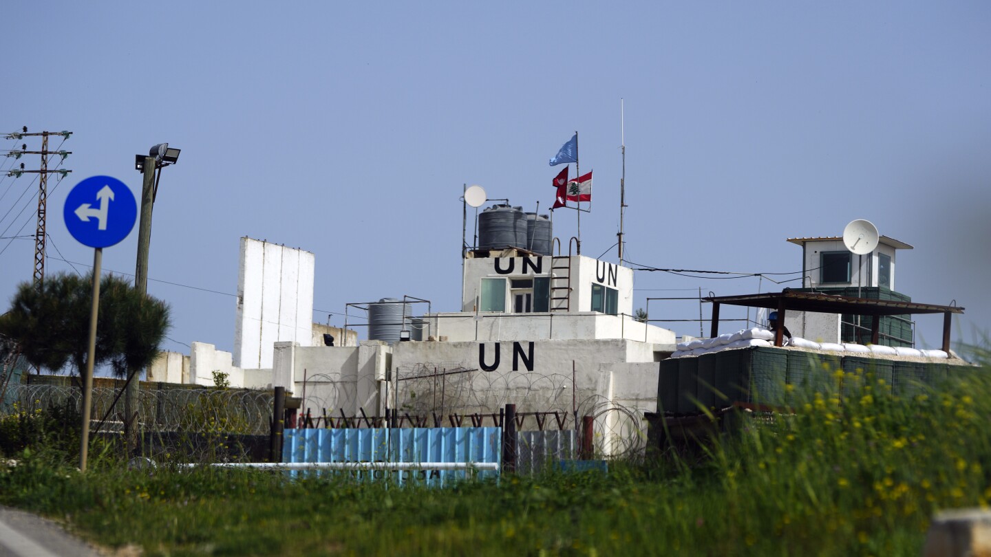 БЕЙРУТ AP — Четирима военни наблюдатели на ООН бяха ранени