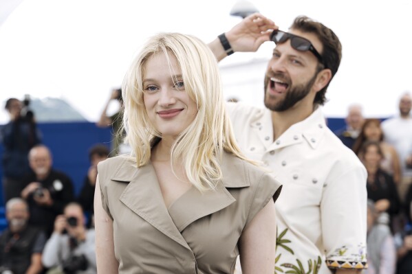Nadia Tereszkiewicz, Links and Alessandro Borghi pose for photographers in the photo 