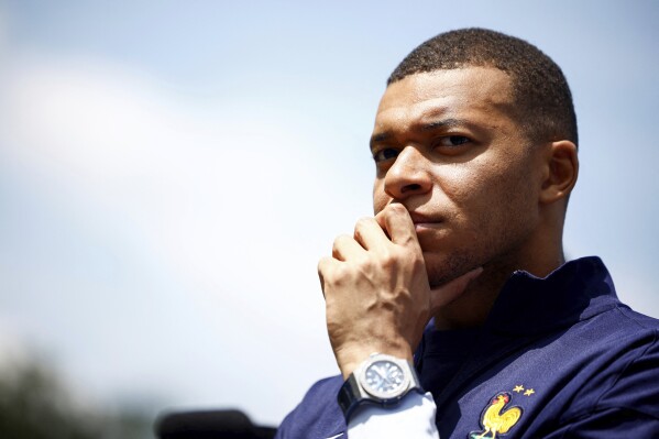 Tiền đạo người Pháp Kylian Mbappé tại thành phố thể thao của đội tuyển quốc gia trước Euro 2024, Thứ Hai, ngày 3 tháng 6 năm 2024, tại Clairefontaine.  (Sarah Meyssonnier / Ảnh hồ bơi qua AP)